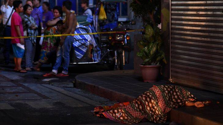 One of two people killed in a double shooting in the Manila suburb of Baclaran, near the airport, lies in the street. Two masked gunmen shot dead two men aged 21 and 35 who were drinking in a bar at 2:40am on Thursday. The death toll in Philippines President Rodrigo Duterte's anti-drugs crackdown is nearing 4,000. Baclaran, Manila, Philippines. 22nd September, 2016. Photo: Kate Geraghty Photo: Kate Geraghty