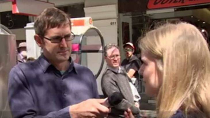 Louis Theroux interviews journalism intern Stephanie Garnaut in Perth. Photo: ABC News