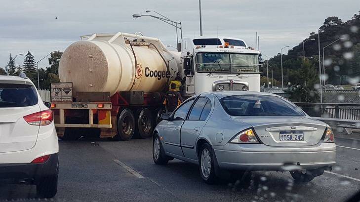 The truck as it blocked lanes southbound on the Mitchell Freeway.  Photo: Twitter / @MrFaiTang