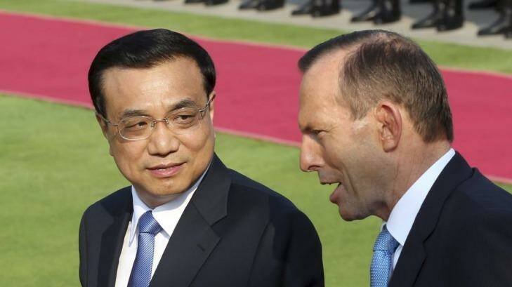 China's Premier Li Keqiang talks to Australia's Prime Minister Tony Abbott during a welcoming ceremony for the Bo'ao Forum in Sanya, Hainan province on Wednesday. Photo: Reuters/China Daily