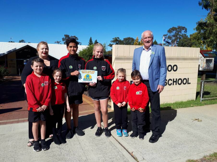 Education Minister Sue Ellery and Collie-Preston MLA Mick Murray, with Amaroo Primary School students outside the school. Photo: Supplied