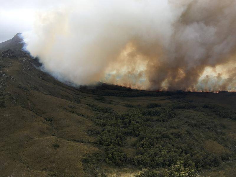 A bushfire at Gell River in Tasmania's southwest has burned through about 20,000 hectares.